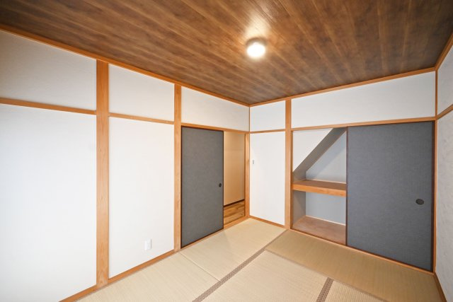 尼崎市東難波町4丁目中古戸建│4LDK+駐車1台可の収納| -和室6帖(1F)-畳の香りとやわらかな感触に包まれ、ほっとできる空間です。