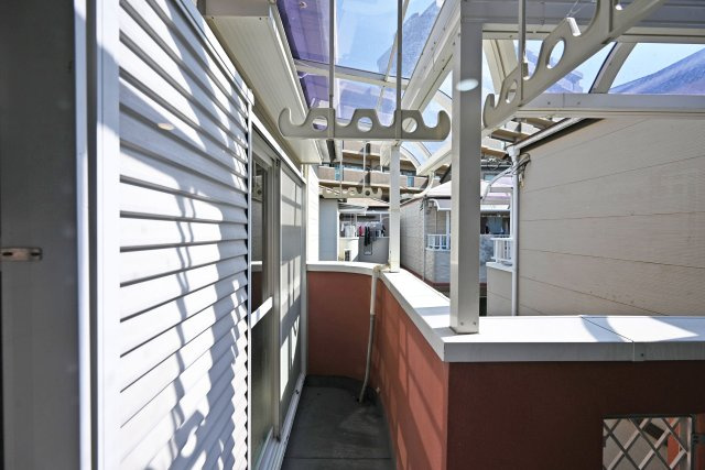 尼崎市東難波町4丁目中古戸建│4LDK+駐車1台可のバルコニー|日当たりの良いバルコニーで、洗濯物もよく乾き、明るく開放的な暮らしが叶います。