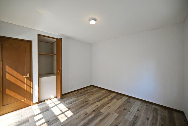 尼崎市東難波町4丁目中古戸建│4LDK+駐車1台可の収納|-洋室8帖(3F)-
各居室収納付き。収納庫内には枕棚とハンガーレールを配置しています。