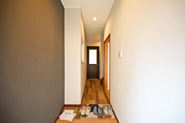 尼崎市東難波町4丁目中古戸建│4LDK+駐車1台可の玄関|1階玄関入ってすぐの内観写真です。
アクセントクロスを配置した、スタイリッシュな内装。