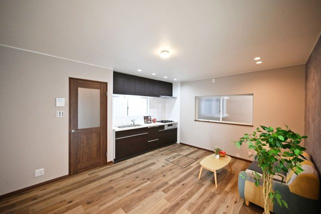 尼崎市東難波町4丁目中古戸建│4LDK+駐車1台可の居間・リビング|家具のレイアウトがしやすい整った間取りのLDKです。お好みのインテリアを取り入れながら、自分らしい空間づくりをお楽しみいただけます。