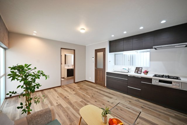尼崎市東難波町4丁目中古戸建│4LDK+駐車1台可の居間・リビング|約10.7帖の広々としたリビングは、2面採光で明るく開放感たっぷり。自然光がたっぷり差し込み、家族が心地よく過ごせる、居心地の良い空間です。