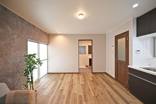 尼崎市東難波町4丁目中古戸建│4LDK+駐車1台可の居間・リビング|1階LDKの内観写真です。 家具の配置がしやすいリビングは実生活が想像しやすい形状になっています。