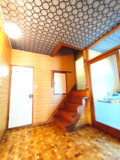 東苗穂8条3丁目のその他|玄関ホールはスキップフロアのおしゃれな空間