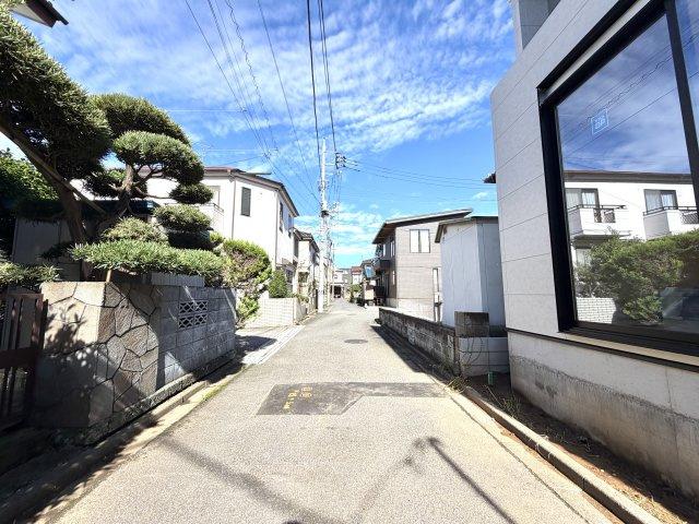 越谷市大里８期１号棟ケイアイグレース　新築戸建の前面道路含む現地写真|角地ならではの圧倒的な開放感と採光性が魅力。隣家との密着感が少なく、プライバシーも確保しやすいです。
