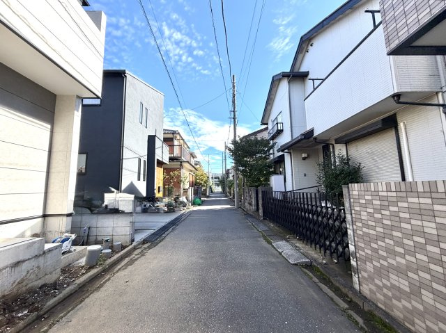 越谷市大里８期１号棟ケイアイグレース　新築戸建の前面道路含む現地写真|敷地前面に十分なスペースがあり車の据え切りも楽々。駐車が苦手な方でも安心して運転できる道路環境です。
