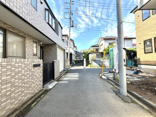 越谷市大里８期１号棟ケイアイグレース　新築戸建の前面道路含む現地写真|見通しの良いすっきりとした前面道路。歩道や側溝もきれいに整備されており、毎日の往来が快適です。