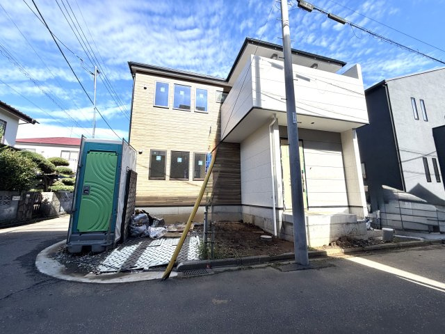 越谷市大里８期１号棟ケイアイグレース　新築戸建の外観|室内クリーニングを待つばかりの完成間近な状態。最新のキッチンや浴室設備が綺麗に設置されています。