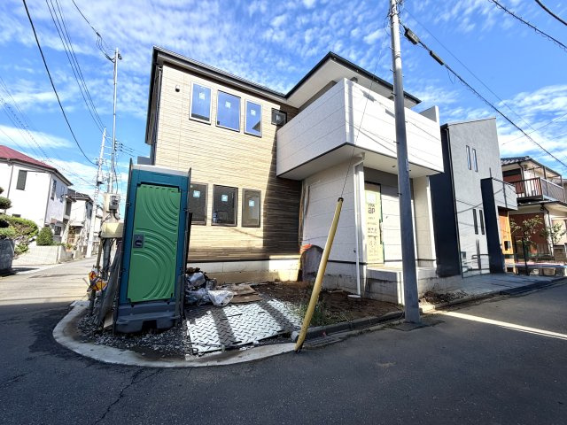 越谷市大里８期１号棟ケイアイグレース　新築戸建の外観|アプローチや駐車場の外構工事が進行中。建物全体の完成形がほぼ見えてきたおすすめの新築物件です。