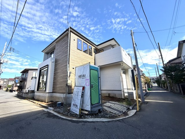 越谷市大里８期１号棟ケイアイグレース　新築戸建の外観|外観デザインが姿を現し完成まであと一歩。スタイリッシュで美しい佇まいを足場が外れて初披露です。