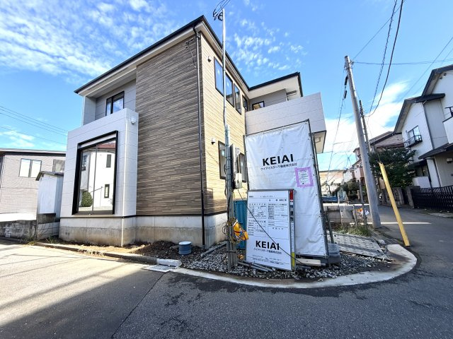越谷市大里８期１号棟ケイアイグレース　新築戸建の外観|一気に家の形が姿を現した上棟直後の現場。日当たりの入り方や風の抜け感を実際に体験していただけます。
