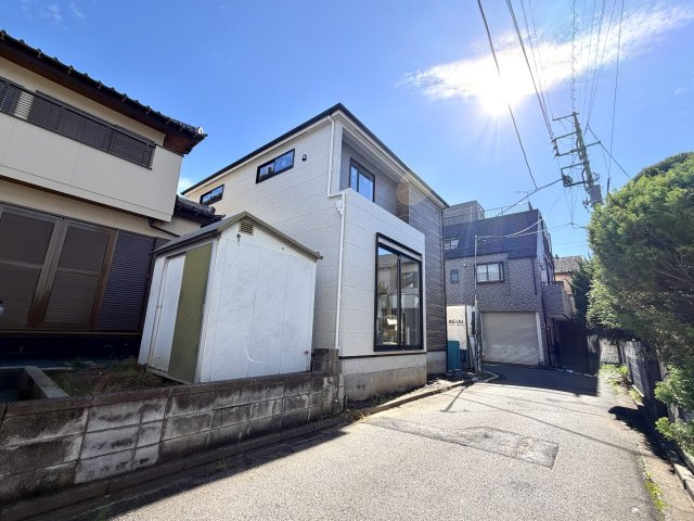 越谷市大里８期１号棟ケイアイグレース　新築戸建の外観|モダンな洗面台やシステムキッチンが配置完了。暮らした後の快適な動線を具体的にイメージ可能です。