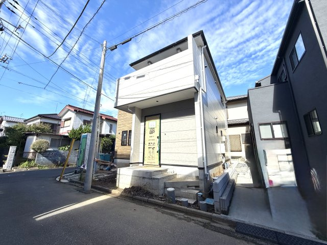 越谷市大里８期１号棟ケイアイグレース　新築戸建の外観|養生シートが剥がされ綺麗な床面がお目見え。木の温もりと開放感にあふれた素晴らしいリビングです。