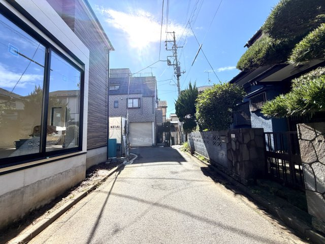 越谷市大里８期１号棟ケイアイグレース　新築戸建の前面道路含む現地写真|２面が道路に面し、角地ならではのゆとりと明るさを確保。周辺の街並みを見渡せる開放的なロケーションです。