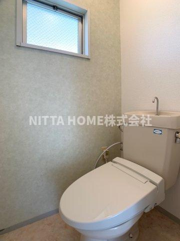 丹波市春日町野村のアパートのトイレ|小窓付きのトイレです◇