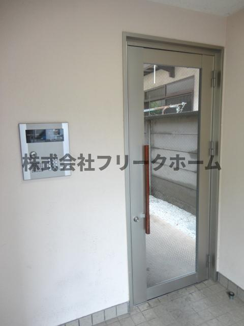 武蔵野市吉祥寺南町２丁目の賃貸マンションのエントランス