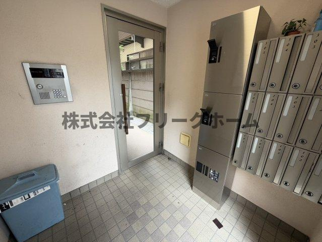 武蔵野市吉祥寺南町２丁目の賃貸マンションのエントランス