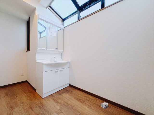 【中古戸建】安中市松井田人見の独立洗面台|■洗面室｜ゆとりのある洗面脱衣室ではお子様と並んで歯磨きもできるので一緒に成長を楽しめます♪ひろびろとした洗面室で、朝の準備も楽しくなります☆.*