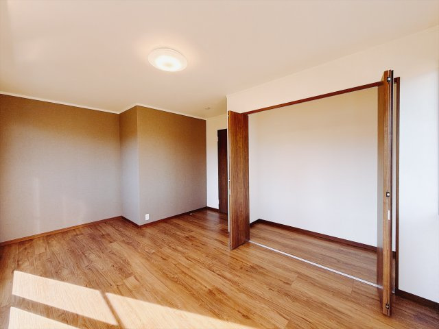 【中古戸建】安中市松井田町人見の洋室|■洋室｜子供部屋のメリットは「自立心を養うことができる」「自分で整理整頓できるようになる」そして、お子様が成長した際には「プライバシーを確保できる」といい事だらけ♪