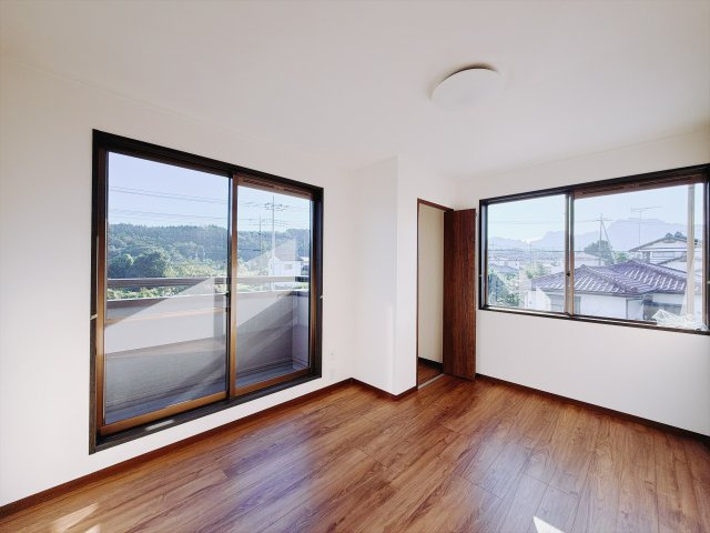 【中古戸建】安中市松井田町人見の洋室|■洋室｜お子様の一人部屋にピッタリな洋室。木のぬくもりを感じるフローリングは、天然木の味わいが時とともに深みを増していきます。また、傷にも強く、フリーワックスでお手入れもラクラクです♪