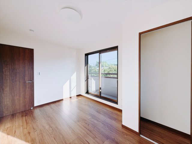 【中古戸建】安中市松井田人見の洋室|■洋室｜ナチュラルカラーの床です。模様替えなどとても楽しく工夫できます♪陽当たり、風通しもとても良いので毎日快適な生活スタートです！子供部屋にも良いですね♪