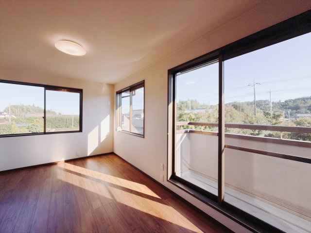 【中古戸建】安中市松井田人見の洋室|■洋室｜2階洋室には大きな窓をご用意しています。日中はあたたかな日差し差し込み自分時間も充実できますね＾＾