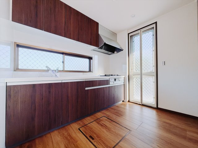 【中古戸建】安中市松井田人見のキッチン|■キッチン｜ワークトップの幅が広く、お子様といっしょにお料理をつくったり、ちょっとしたパーティーも楽しめます。フラットなのでお掃除がしやすいのもポイントです♪