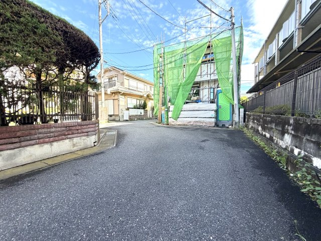 越谷市大里9期１号棟ケイアイグレース　新築戸建の前面道路含む現地写真|２つの道路に開かれた風通しの良い住環境。視線が通り抜けやすく、防犯意識の高さにもつながる配置です。