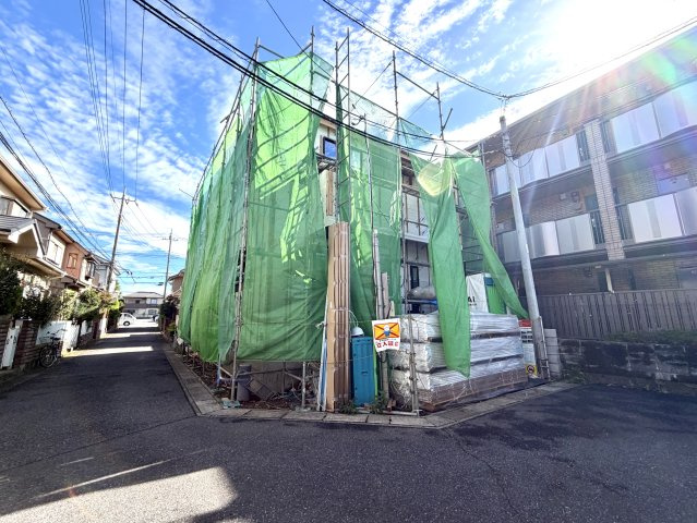 越谷市大里9期１号棟ケイアイグレース　新築戸建の外観|晴天のもと無事に上棟を終えた建築現場。ここから断熱材の施工や内装工事へと順次進んでいきます。