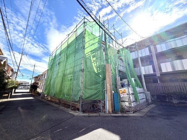越谷市大里9期１号棟ケイアイグレース　新築戸建の外観|木造住宅の力強さを感じる柱のレイアウト。構造計算に基づいた安心の骨組みで施工を続けています。