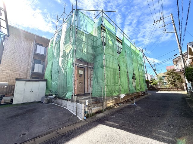越谷市大里9期１号棟ケイアイグレース　新築戸建の外観|建物のスケール感が一目でわかる上棟完了現場。窓の位置やバルコニーからの景色もイメージできます。