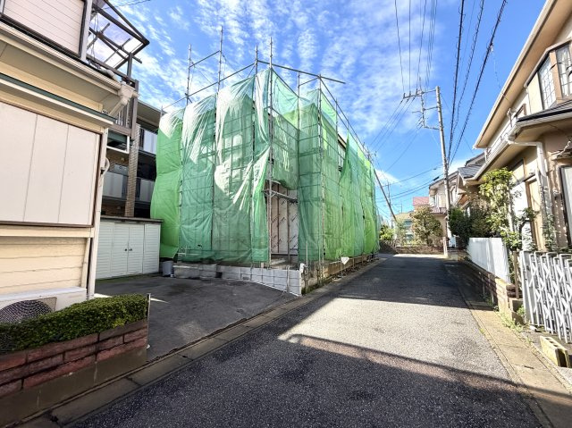 越谷市大里9期１号棟ケイアイグレース　新築戸建の外観|一気に家の形が姿を現した上棟直後の現場。日当たりの入り方や風の抜け感を実際に体験していただけます。