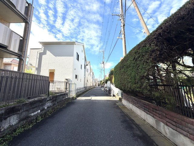 越谷市大里9期１号棟ケイアイグレース　新築戸建の前面道路含む現地写真|角地ならではの圧倒的な開放感と採光性が魅力。隣家との密着感が少なく、プライバシーも確保しやすいです。