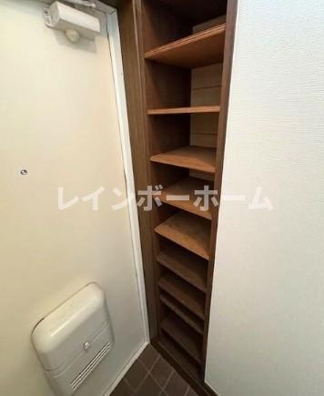 ジュネパレス流山の玄関|収納もある玄関です