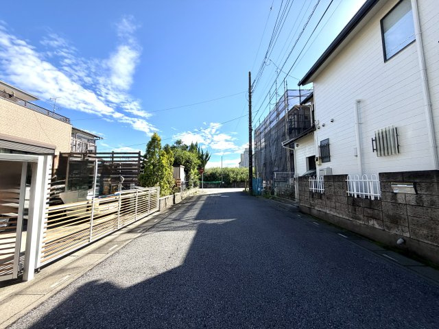 越谷市弥栄町２０期１号棟ケイアイグレース　新築戸建の前面道路含む現地写真|２つの道路に面しているため、用途に合わせて駐車位置や玄関のアプローチ位置を柔軟に計画できます。