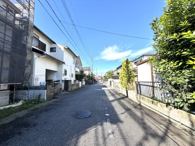 越谷市弥栄町２０期１号棟ケイアイグレース　新築戸建の前面道路含む現地写真|前面・側面の２方向から心地よい光が注ぎ込む好立地。日日々の暮らしに豊かさと開放感をもたらします。