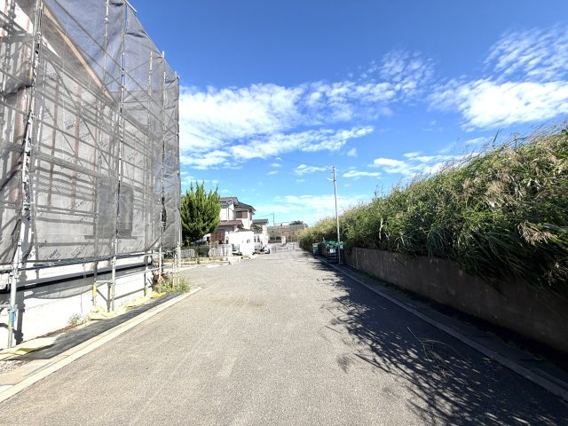 越谷市弥栄町２０期１号棟ケイアイグレース　新築戸建の前面道路含む現地写真|２面が道路に面し、角地ならではのゆとりと明るさを確保。周辺の街並みを見渡せる開放的なロケーションです。