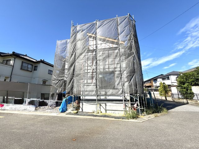 越谷市弥栄町２０期１号棟ケイアイグレース　新築戸建の外観|一気に家の形が姿を現した上棟直後の現場。日当たりの入り方や風の抜け感を実際に体験していただけます。