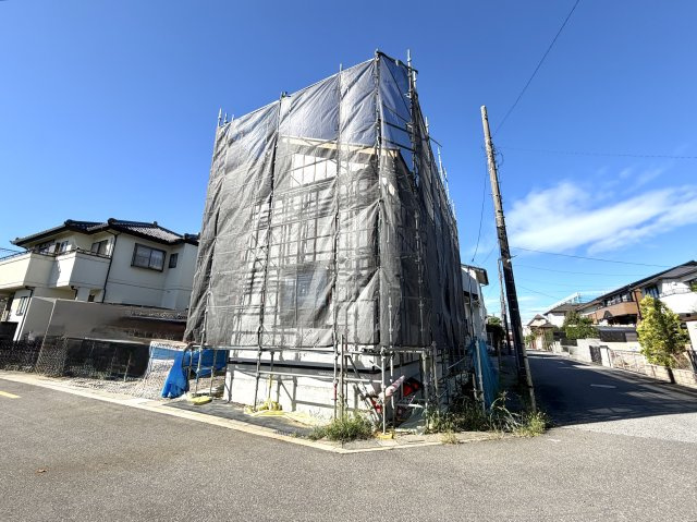 越谷市弥栄町２０期１号棟ケイアイグレース　新築戸建の外観|柱が立ち上がり住まいの大きさが実感できる構造段階。職人の手際よい作業により無事上棟いたしました。