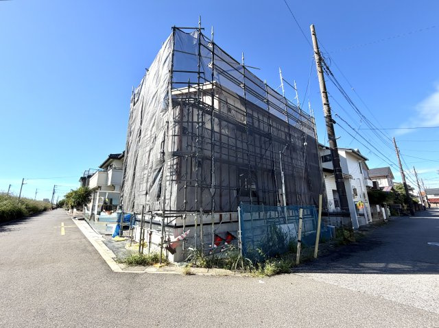 越谷市弥栄町２０期１号棟ケイアイグレース　新築戸建の外観|木の香りが漂う上棟直後の施工現場。各部屋の配置や間取りのリアルなスケール感を確認していただけます。