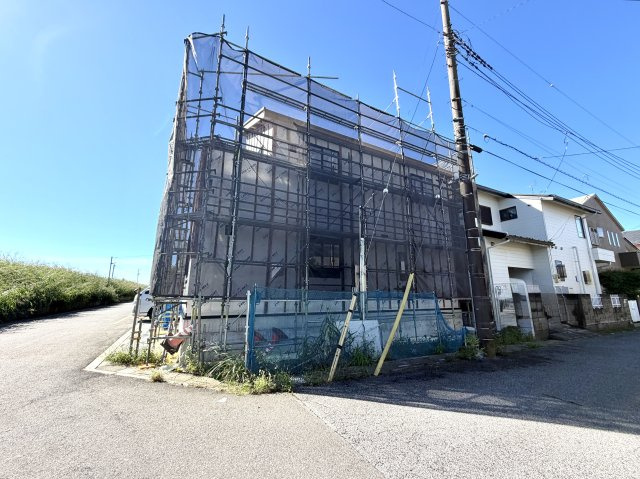 越谷市弥栄町２０期１号棟ケイアイグレース　新築戸建の外観|屋根の骨組みまで組み上がり外観のシルエットが完成。ここから防水シートや外壁の施工へと進みます。