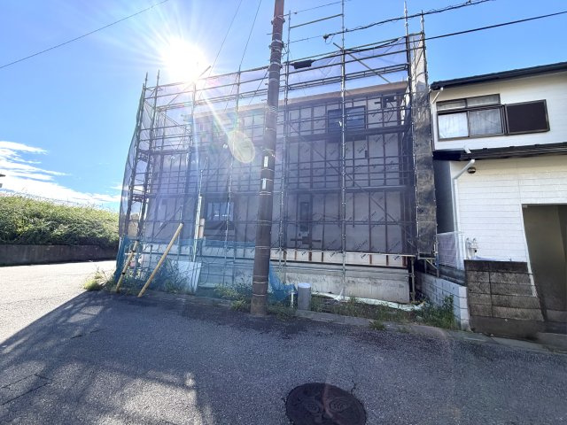 越谷市弥栄町２０期１号棟ケイアイグレース　新築戸建の外観|しっかりと接合された柱と梁の構造体。完成時には見えなくなる構造躯体の丁寧な施工をご覧ください。
