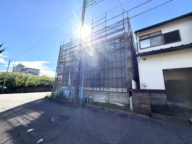 越谷市弥栄町２０期１号棟ケイアイグレース　新築戸建の外観|家の形がくっきりと見えてきたワクワクする工程。構造用合板が貼り進められ強度がさらに高まります。