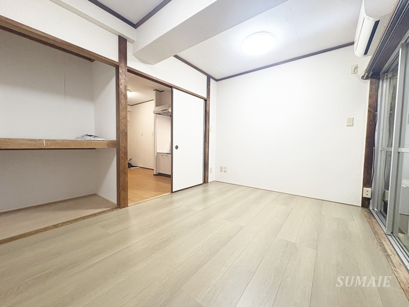 横山マンションの居間・リビング|別角度の洋室です☆