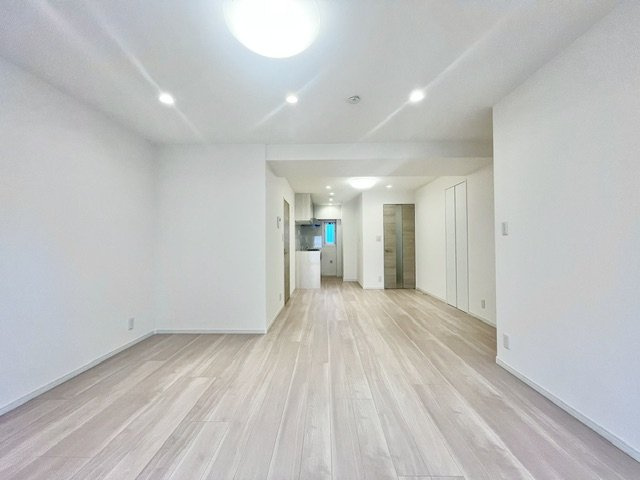 越中島三丁目ハイツ（7階部分）／仲介手数料無料／新規フルリノベーションの居間・リビング