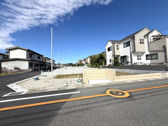 越谷市大泊第１０　１号棟リーブルガーデン新築戸建の外観|遮るもののない明るい陽光が注ぐ現地。周囲の建物との距離感や通風の良さを実感していただけます。