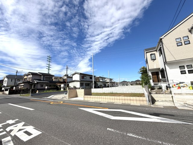 越谷市大泊第１０　１号棟リーブルガーデン新築戸建の外観|綺麗に区画整理された施工前エリア。日々の生活イメージを膨らませながら現地をご覧いただけます。