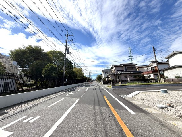 越谷市大泊第１０　１号棟リーブルガーデン新築戸建の前面道路含む現地写真|２方向から光と風を呼び込む恵まれたロケーション。圧迫感がなく、建物全体がパッと明るく引き立ちます。