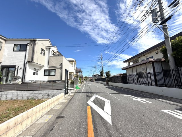 越谷市大泊第１０　１号棟リーブルガーデン新築戸建の前面道路含む現地写真|車の取り回しや駐車がしやすい２方接道。ご家族用と来客用でアプローチを分けるなどの工夫も可能です。