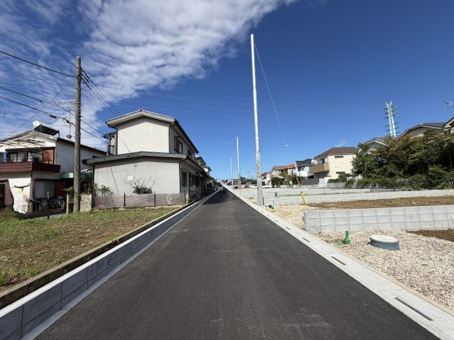 越谷市大泊第１０　１号棟リーブルガーデン新築戸建の前面道路含む現地写真|道路２面に接したステータス感のある敷地。建て方や窓の配置の自由度が高く、理想のプランが広がります。